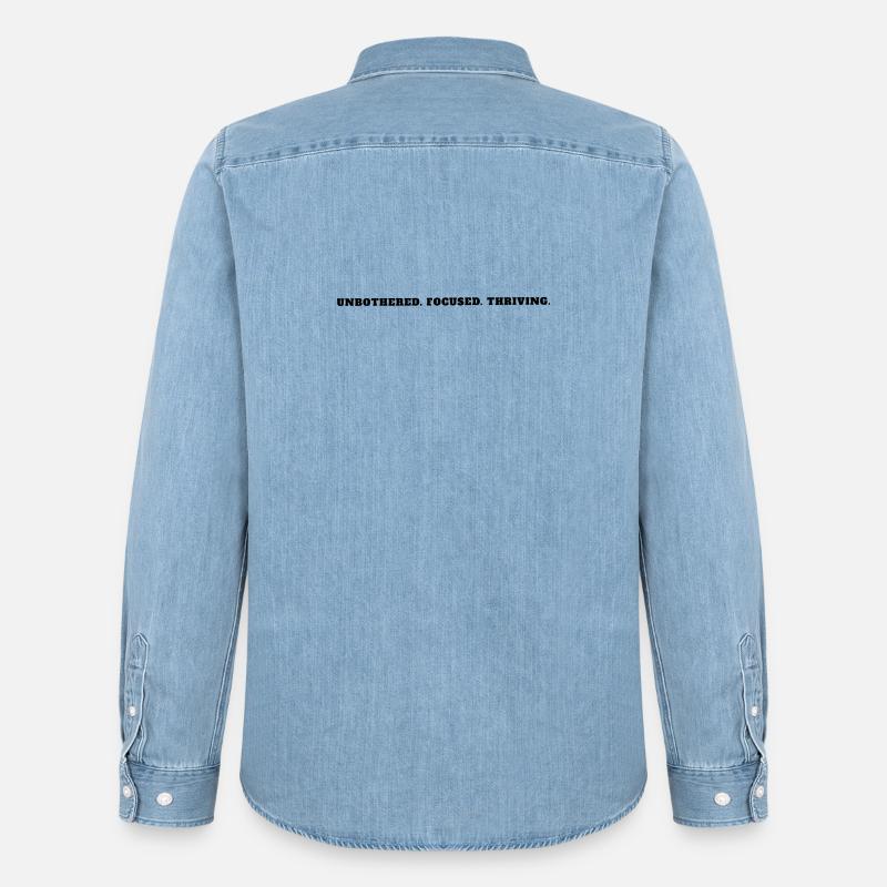 Unbothered Focused Thriving Bold Mindset Tee - Männer Jeanshemd Organic von Stanley/Stella - verwaschenes Hellblau