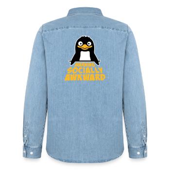 Pinguin Warning Socially Awkward Lustig Unbeholfen - Männer Jeanshemd Organic von Stanley/Stella - verwaschenes Hellblau - Hinten - AI Model Male 185 light (185cm)