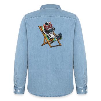 Le zèbre se détendant sur une chaise longue avec des rayures colorées - Chemise en denim homme bio Stanley/Stella - bleu clair délavé - Dos - AI Model Male 185 light (185cm)