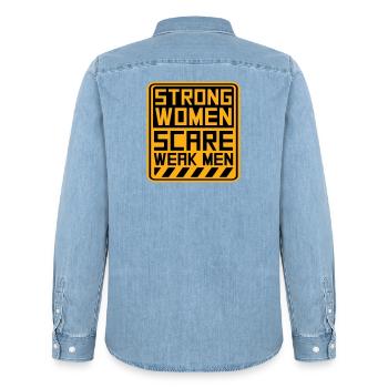 Des femmes fortes effraient les hommes faibles Féministe confiante - Chemise en denim homme bio Stanley/Stella - bleu clair délavé - Dos - AI Model Male 185 light (185cm)