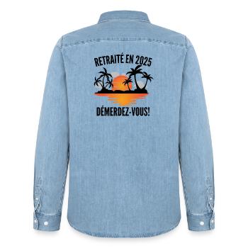 Im Ruhestand im Jahr 2025 T-Shirt–! - Männer Jeanshemd Organic von Stanley/Stella - verwaschenes Hellblau - Hinten - AI Model Male 185 light (185cm)