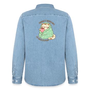 Chaton dans une couverture avec une tasse de cacao - Chemise en denim homme bio Stanley/Stella - bleu clair délavé - Dos - AI Model Male 185 light (185cm)