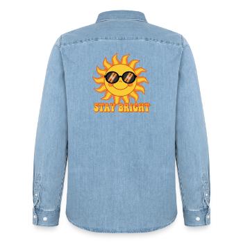 Bleib Bright Retro Groovy Smiling Sun Design - Männer Jeanshemd Organic von Stanley/Stella - verwaschenes Hellblau - Hinten - AI Model Male 185 light (185cm)