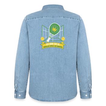 Innerlich immer Bandera — Padel 2026 - Männer Jeanshemd Organic von Stanley/Stella - verwaschenes Hellblau - Hinten - AI Model Male 185 light (185cm)