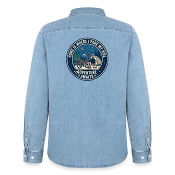 Zuhause ist der Ort, an dem du dein Fahrrad parkst – Camping - Männer Jeanshemd Organic von Stanley/Stella - verwaschenes Hellblau - Hinten - AI Model Male 185 light (185cm)