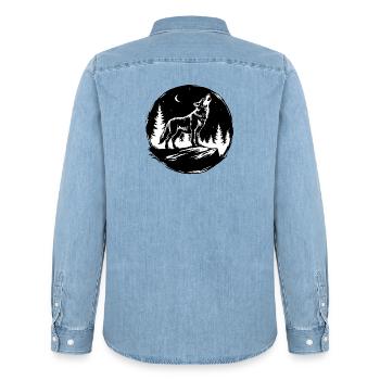 Schwarz-Weiß-Schablone: Heulender Wolf auf einem Felsen - Männer Jeanshemd Organic von Stanley/Stella - verwaschenes Hellblau - Hinten - AI Model Male 185 light (185cm)