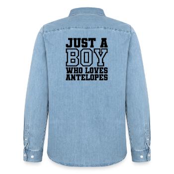 Juste un garçon qui aime les antilopes - Chemise en denim homme bio Stanley/Stella - bleu clair délavé - Dos - AI Model Male 185 light (185cm)