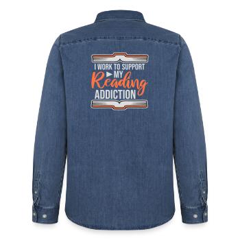 Je travaille pour soutenir mon logo de livres sur la dépendance à la lecture - Chemise en denim homme bio Stanley/Stella - bleu moyen délavé  - Dos - AI Model Male 185 light (185cm)