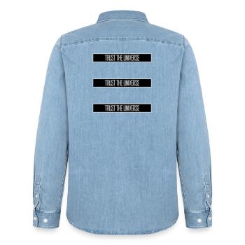 Trust The Universe Spirituell Universum Zitat Logo - Männer Jeanshemd Organic von Stanley/Stella - verwaschenes Hellblau - Hinten - AI Model Male 185 light (185cm)