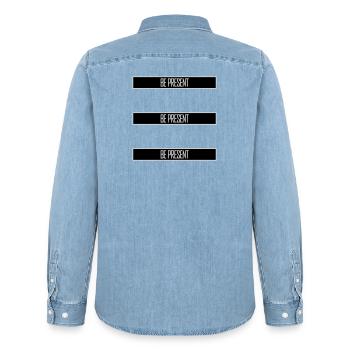 Soyez présent en ce moment, ici et maintenant Texte de citation - Chemise en denim homme bio Stanley/Stella - bleu clair délavé - Dos - AI Model Male 185 light (185cm)