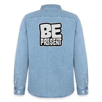 Soyez présent en ce moment, ici et maintenant Texte de citation - Chemise en denim homme bio Stanley/Stella - bleu clair délavé - Dos - AI Model Male 185 light (185cm)