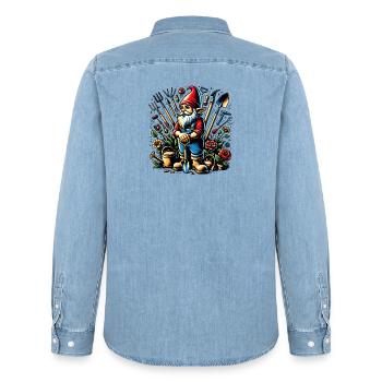Bunter,lebendiger Gartenzwerg umgeben von Werkzeug - Männer Jeanshemd Organic von Stanley/Stella - verwaschenes Hellblau - Hinten - AI Model Male 185 light (185cm)