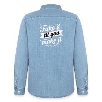 Fake It Till You Make It – Kräftiges Retro-Weiß - Männer Jeanshemd Organic von Stanley/Stella - verwaschenes Hellblau - Hinten - AI Model Male 185 light (185cm)