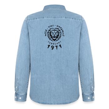 Sauvages, libres et indomptés depuis 02/1971 - Chemise en denim homme bio Stanley/Stella - bleu clair délavé - Dos - AI Model Male 185 light (185cm)