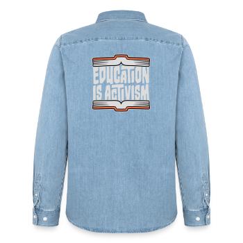 L’éducation est activisme Bildung Aktivismus Déclaration - Chemise en denim homme bio Stanley/Stella - bleu clair délavé - Dos - AI Model Male 185 light (185cm)