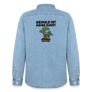 Bonsai-Baum – Geduld ist meine Kunst – Zen Design - Männer Jeanshemd Organic von Stanley/Stella - verwaschenes Hellblau - Hinten - AI Model Male 185 light (185cm)