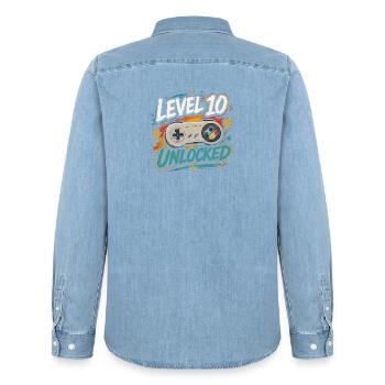 Level 10 freigeschaltetes 10-Jahres-Jubiläums-D-Geschenk - Männer Jeanshemd Organic von Stanley/Stella - verwaschenes Hellblau - Hinten - AI Model Male 185 light (185cm)