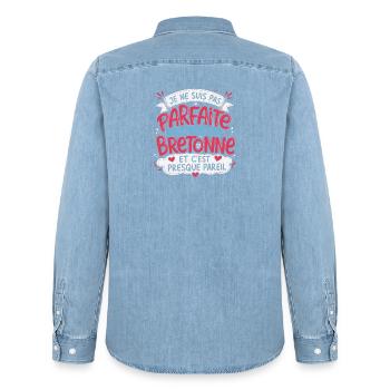 Je ne suis pas parfaite mais je suis bretonne - Chemise en denim homme bio Stanley/Stella - bleu clair délavé - Dos - AI Model Male 185 light (185cm)