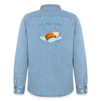 Ein Kuss aus Paris, Frankreich mit Croissant - Männer Jeanshemd Organic von Stanley/Stella - verwaschenes Hellblau - Hinten - AI Model Male 185 light (185cm)
