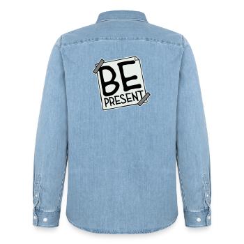 Soyez présent en ce moment, ici et maintenant Texte de citation - Chemise en denim homme bio Stanley/Stella - bleu clair délavé - Dos - AI Model Male 185 light (185cm)