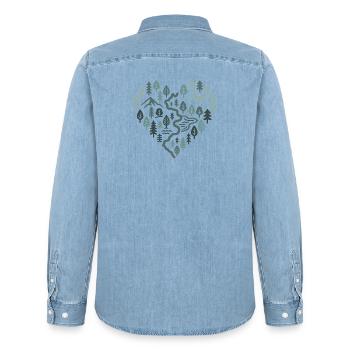 Wandern Herz - Waldlandschaft mit Fluss und Berg - Männer Jeanshemd Organic von Stanley/Stella - verwaschenes Hellblau - Hinten - AI Model Male 185 light (185cm)