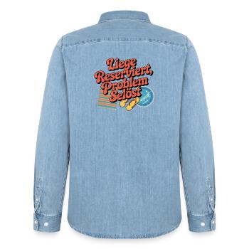 Problème de chaise longue réservée résout une plage drôle - Chemise en denim homme bio Stanley/Stella - bleu clair délavé - Dos - AI Model Male 185 light (185cm)