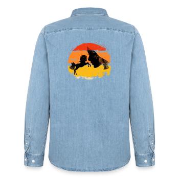 Équitation pour les chuchoteurs de chevaux, équitation pour débutants - Chemise en denim homme bio Stanley/Stella - bleu clair délavé - Dos - AI Model Male 185 light (185cm)