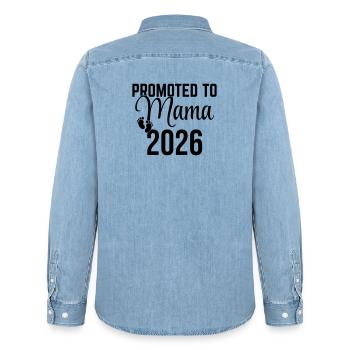 Promue Mama 2026 – Conception de la future mère - Chemise en denim homme bio Stanley/Stella - bleu clair délavé - Dos - AI Model Male 185 light (185cm)