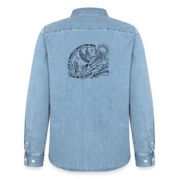 Plus je prends le risque d'être moi même, Plus ma  - Chemise en denim homme bio Stanley/Stella - bleu clair délavé - Dos - AI Model Male 185 light (185cm)