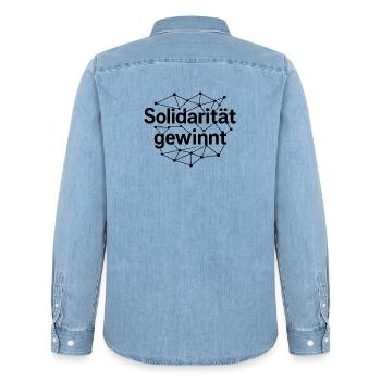 Solidarität Gewinnt Statement Spruch - Männer Jeanshemd Organic von Stanley/Stella - verwaschenes Hellblau - Hinten - AI Model Male 185 light (185cm)