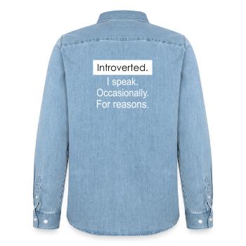 Introverti. Je parle parfois pour des raisons. - Chemise en denim homme bio Stanley/Stella - bleu clair délavé - Dos - AI Model Male 185 light (185cm)