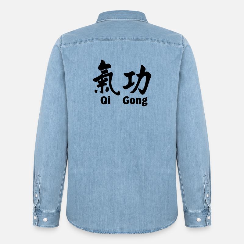 QI-Gong-Skript mit Text horizontal - Männer Jeanshemd Organic von Stanley/Stella - verwaschenes Hellblau