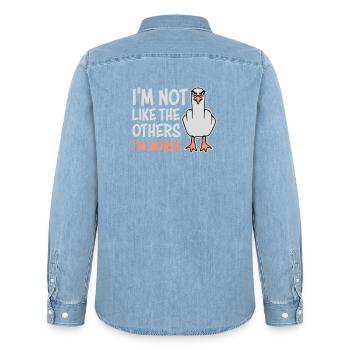 Mouette au majeur en Moins Comme les Autres, Je suis pire - Chemise en denim homme bio Stanley/Stella - bleu clair délavé - Dos - AI Model Male 185 light (185cm)