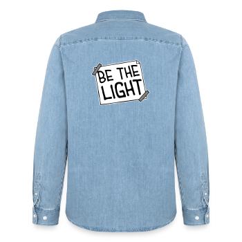 Be The Light Motivierend Positivität Spruch Logo - Männer Jeanshemd Organic von Stanley/Stella - verwaschenes Hellblau - Hinten - AI Model Male 185 light (185cm)