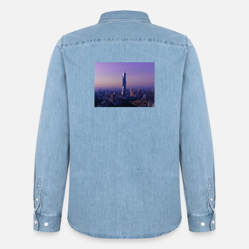 Dämmerungs-Skyline mit Turmspitze - Männer Jeanshemd Organic von Stanley/Stella - verwaschenes Hellblau