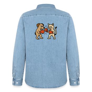 Combat d’animaux de compagnie Chat Chien Boxe Duel - Chemise en denim homme bio Stanley/Stella - bleu clair délavé - Dos - AI Model Male 185 light (185cm)