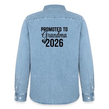 Promu au rang de grand-mère 2026 - Chemise en denim homme bio Stanley/Stella - bleu clair délavé - Dos - AI Model Male 185 light (185cm)