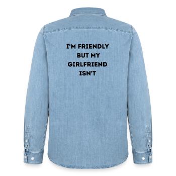 Ich bin freundlich, aber meine Freundin ist es nicht - Männer Jeanshemd Organic von Stanley/Stella - verwaschenes Hellblau - Hinten - AI Model Male 185 light (185cm)