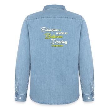 Danse de couple en valse - Chemise en denim homme bio Stanley/Stella - bleu clair délavé - Dos - AI Model Male 185 light (185cm)
