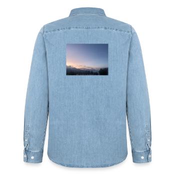 Sortilège du crépuscule dans la forêt - Chemise en denim homme bio Stanley/Stella - bleu clair délavé - Dos - AI Model Male 185 light (185cm)