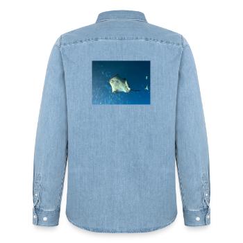 Manta des grandes profondeurs dans l’océan bleu - Chemise en denim homme bio Stanley/Stella - bleu clair délavé - Dos - AI Model Male 185 light (185cm)