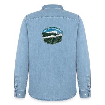 Illustration de montagne sous la forme d’un emblème avec des nuages - Chemise en denim homme bio Stanley/Stella - bleu clair délavé - Dos - AI Model Male 185 light (185cm)