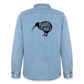 Kiwi Vogel Travel The World – Drôle de voyage - Chemise en denim homme bio Stanley/Stella - bleu clair délavé - Dos - AI Model Male 185 light (185cm)