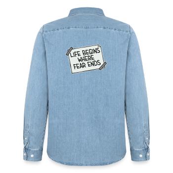Life Begins Where Fear Ends Motivierend Zitat Logo - Männer Jeanshemd Organic von Stanley/Stella - verwaschenes Hellblau - Hinten - AI Model Male 185 light (185cm)