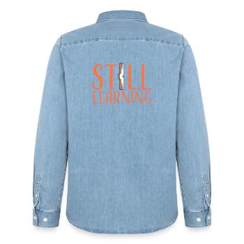 Still Learning Wachstum Schüler Motivation Spruch  - Männer Jeanshemd Organic von Stanley/Stella - verwaschenes Hellblau - Hinten - AI Model Male 185 light (185cm)