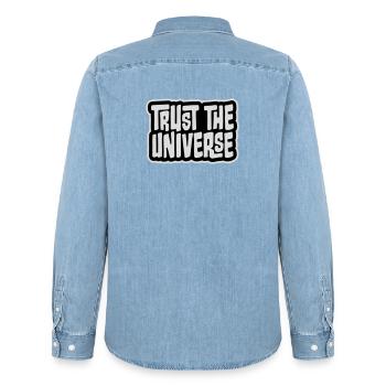 Trust The Universe Spirituell Universum Zitat Logo - Männer Jeanshemd Organic von Stanley/Stella - verwaschenes Hellblau - Hinten - AI Model Male 185 light (185cm)