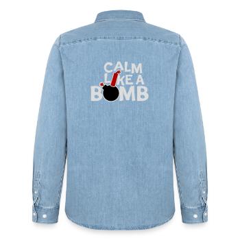 Calme comme une bombe Paradoxe Ironie Humour Blague explosive - Chemise en denim homme bio Stanley/Stella - bleu clair délavé - Dos - AI Model Male 185 light (185cm)