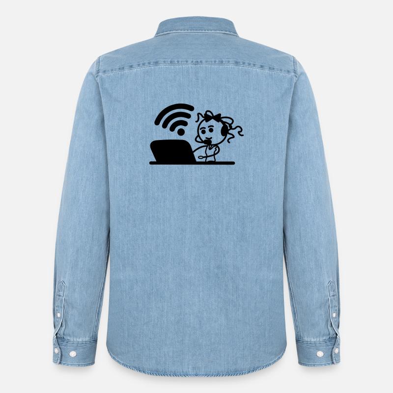 Glückliches Mädchen oder Frau auf Laptop-WLAN - Männer Jeanshemd Organic von Stanley/Stella - verwaschenes Hellblau