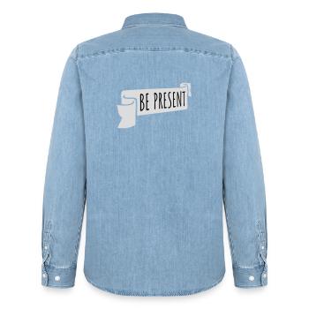Soyez présent en ce moment, ici et maintenant Texte de citation - Chemise en denim homme bio Stanley/Stella - bleu clair délavé - Dos - AI Model Male 185 light (185cm)