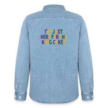 Je suis juste là pour le mardi Gras des King Cakes - Chemise en denim homme bio Stanley/Stella - bleu clair délavé - Dos - AI Model Male 185 light (185cm)